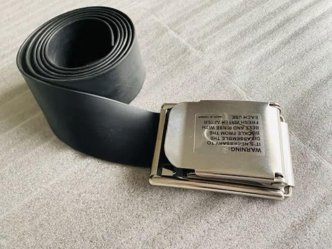 旧態依然なナイロン素材ベルトよりも遥かに秀逸です / ベルトに通した錘がズレ動かない & ベルトの弛緩を自動で補正するバックルを採用拍卖