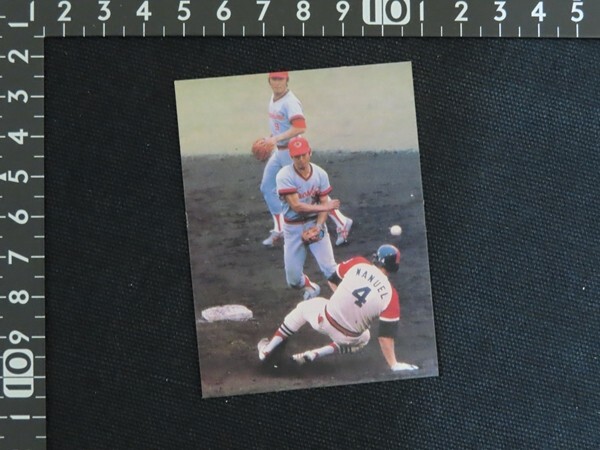 20240812B■カルビープロ野球カード 1979年 猛スライディングかわす牛若丸 広島東洋カープ拍卖