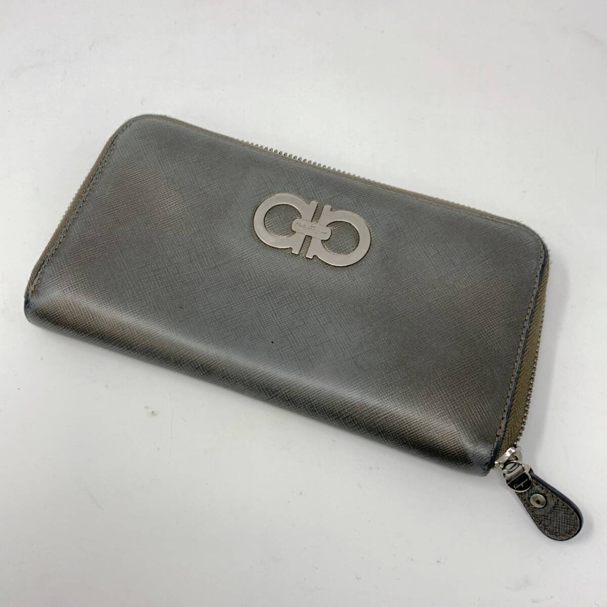 【1円スタート!】Salvatore Ferragamo サルヴァトーレフェラガモ 二つ折り ジッパー 長財布 美品 正規品 / MKT103132-クロネココンパクト拍卖