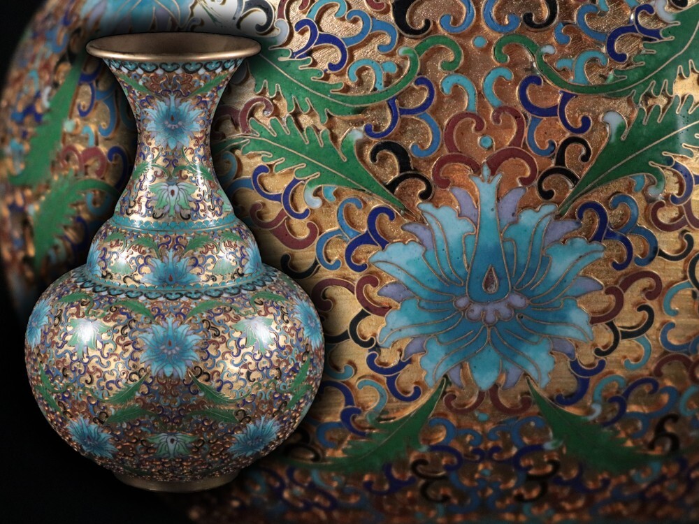 中国美術 銅胎七宝 銅製 七宝細工 琺瑯彩 纏枝蓮紋 花瓶 / 花器 花入 中國 古玩 置物 擺件 唐物 時代物 骨董品 / 高さ30,5cm拍卖