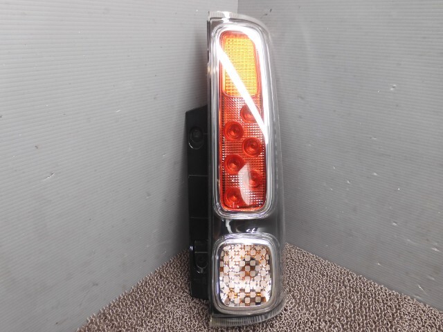 9241 スズキ スペーシア HYBRID/ハイブリッド MK53S テールランプ右 テールライト右 220-5938拍卖