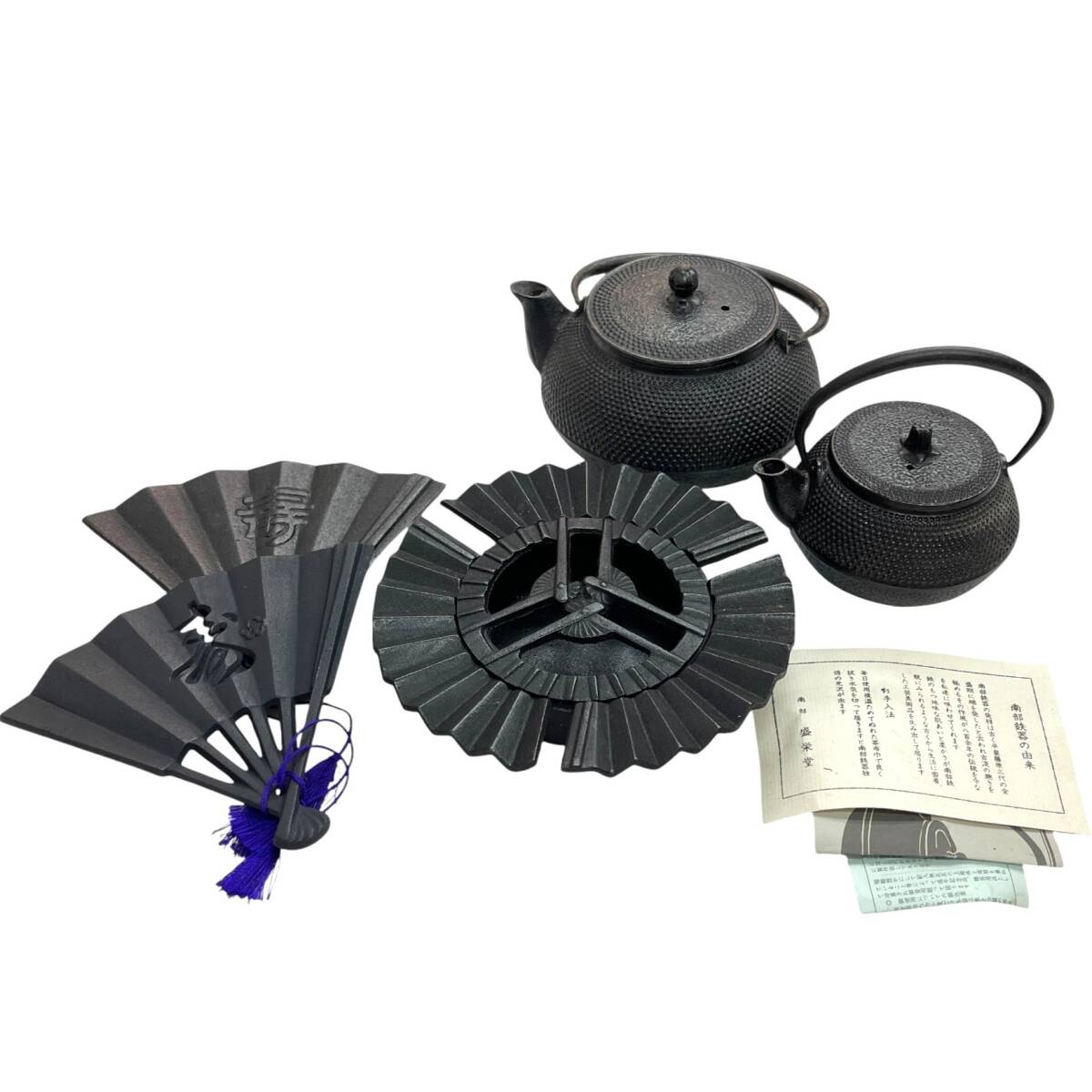☆未使用品☆南部鉄器 南部鉄瓶 急須 釜敷 瓶敷 台付き 5点セット 鉄瓶 鉄製 扇形 現状品 日本製 伝統工芸 工芸品(SMR11741)拍卖