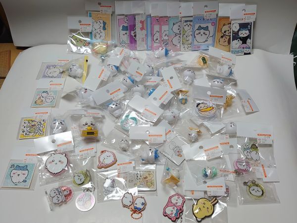 233 ジャンク 大量 ちいかわ ハチワレ ミニ フィギュア アクリルスタンド  クッキーチャームマスコット カード 他 まとめ セット拍卖
