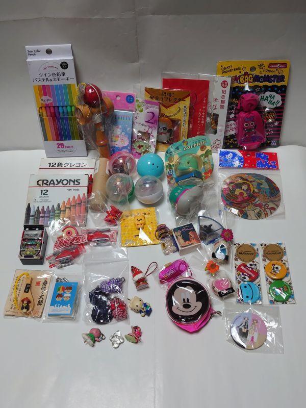232 1円スタート ジャンク 難あり 色鉛筆 クレヨン 招き猫 缶バッジ キーホルダー ケシゴム 他 大量 まとめ セット 拍卖