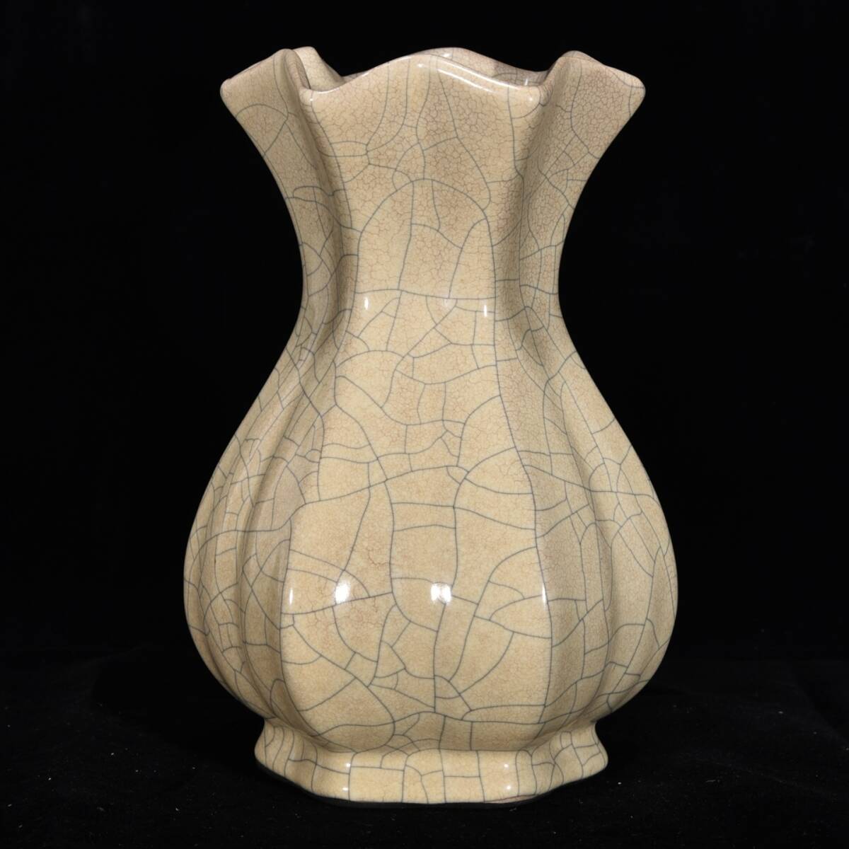 A_YF1435【惠】人間国宝 中国骨董 陶芸 磁器【宋哥窯の花口瓶です】工芸品 施釉陶 青花磁 陶芸 置物 收藏品拍卖
