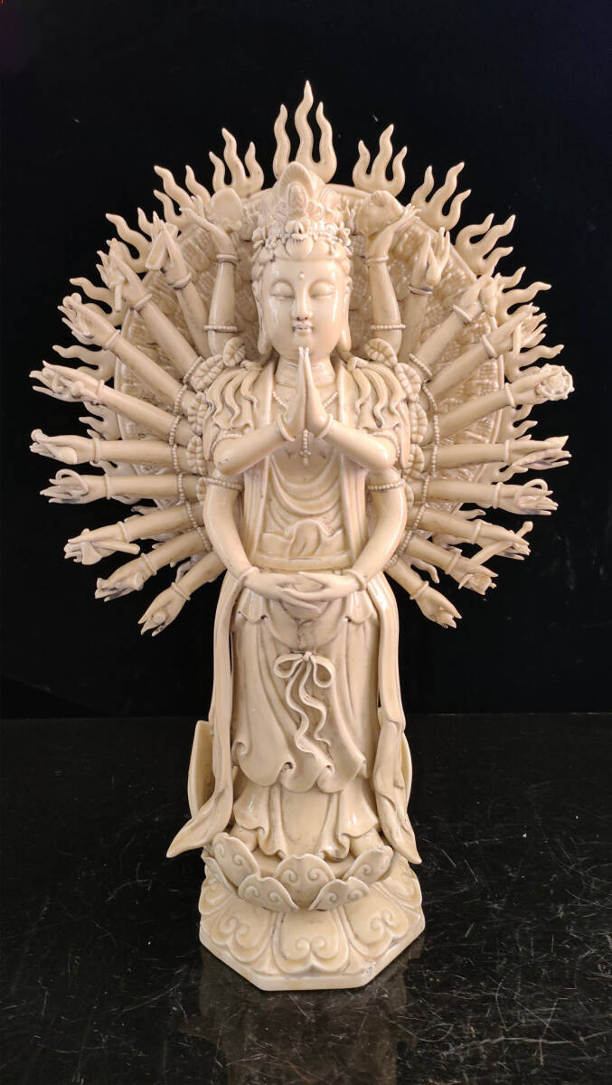 A_ZZ5391【惠】人間国宝 中国骨董 仏教美術 仏像【明代の徳化窯「何朝宗」款白磁掛釉千手観音です】 工芸品 時代物 珍品旧蔵 伝世家珍 拍卖