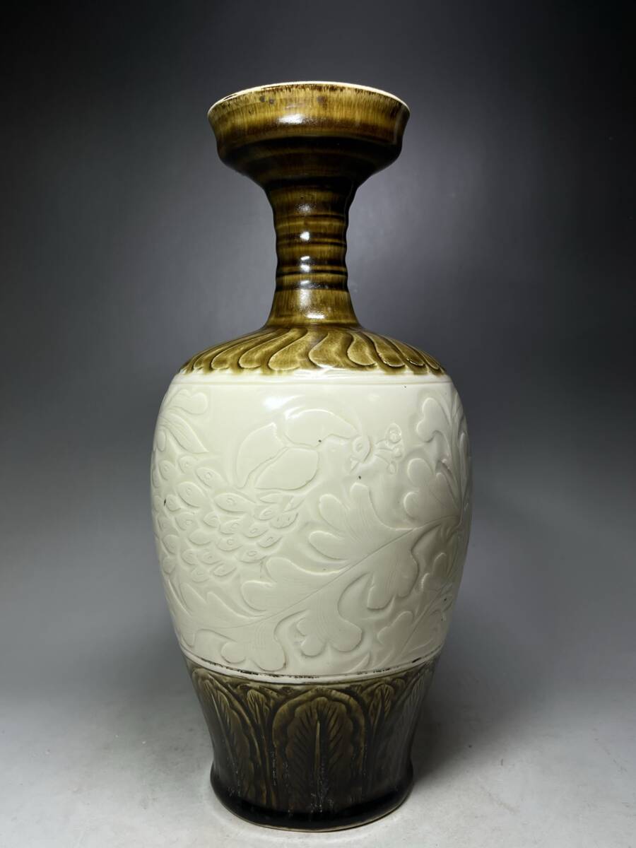 A_YF1447【惠】人間国宝 中国骨董 陶芸 磁器【定窯白釉褐彩剔花纏枝花紋瓶です】工芸品 施釉陶 青花磁 陶芸 置物 收藏品拍卖