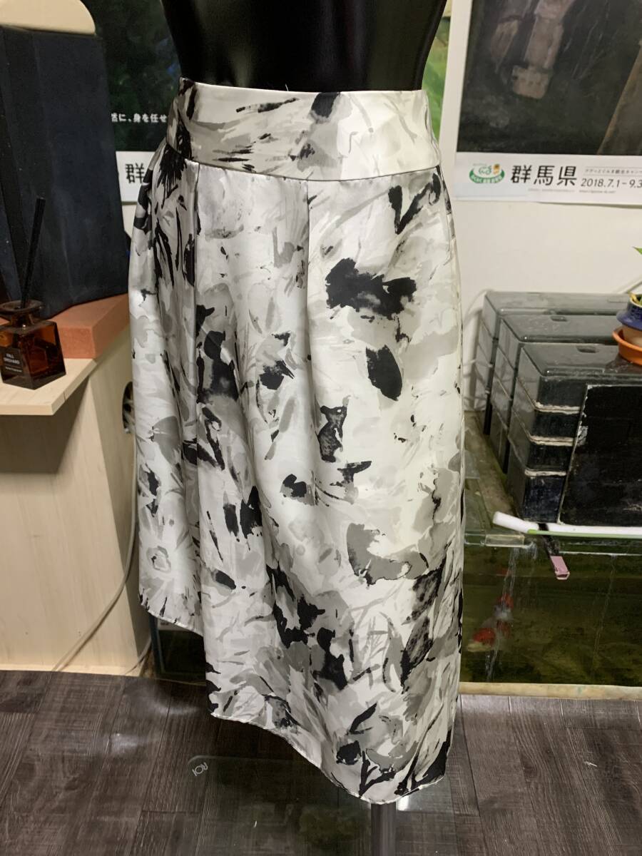 V / INDIVI なめらか 光沢 つるつる プリント柄 スカート拍卖