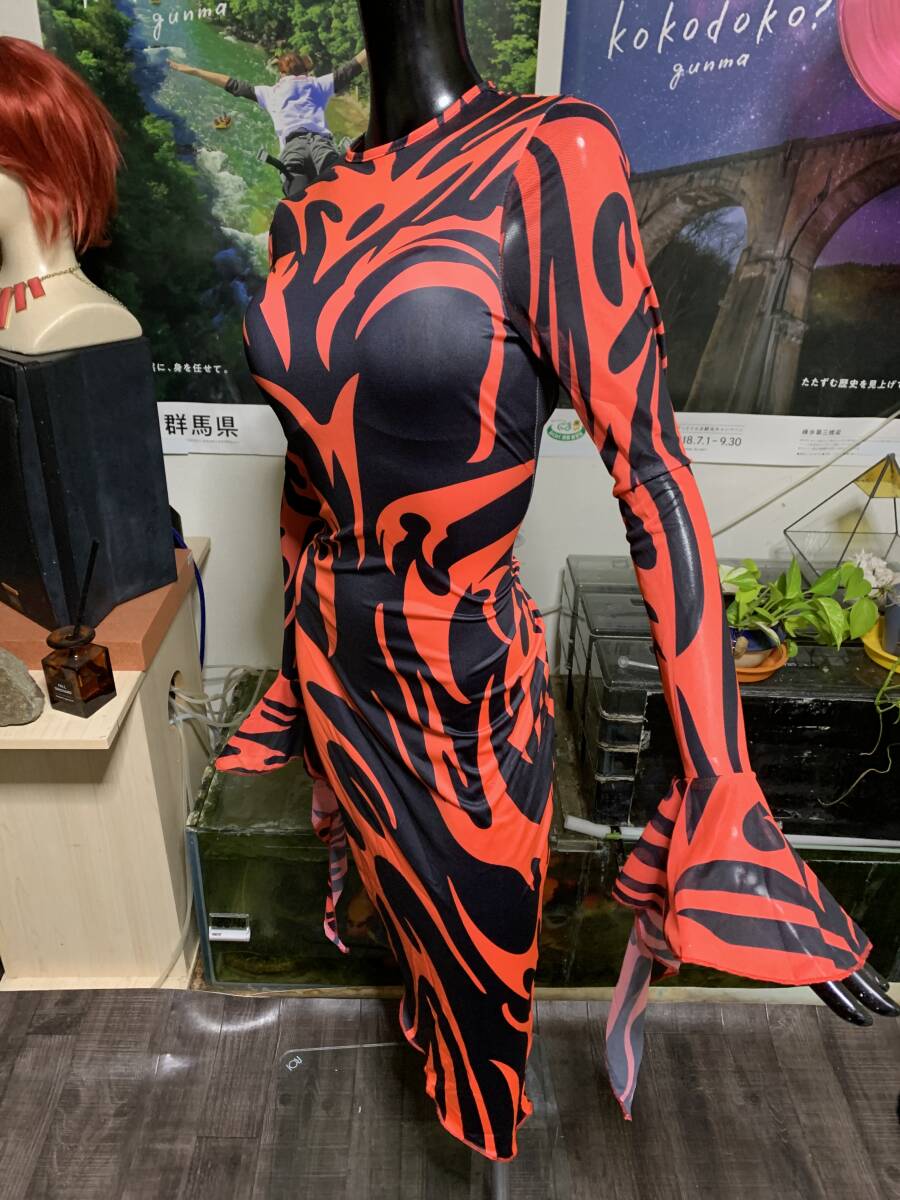 K / 新品 なめらか 光沢 ストレッチ 赤x黒 ボディコン ロングワンピ拍卖