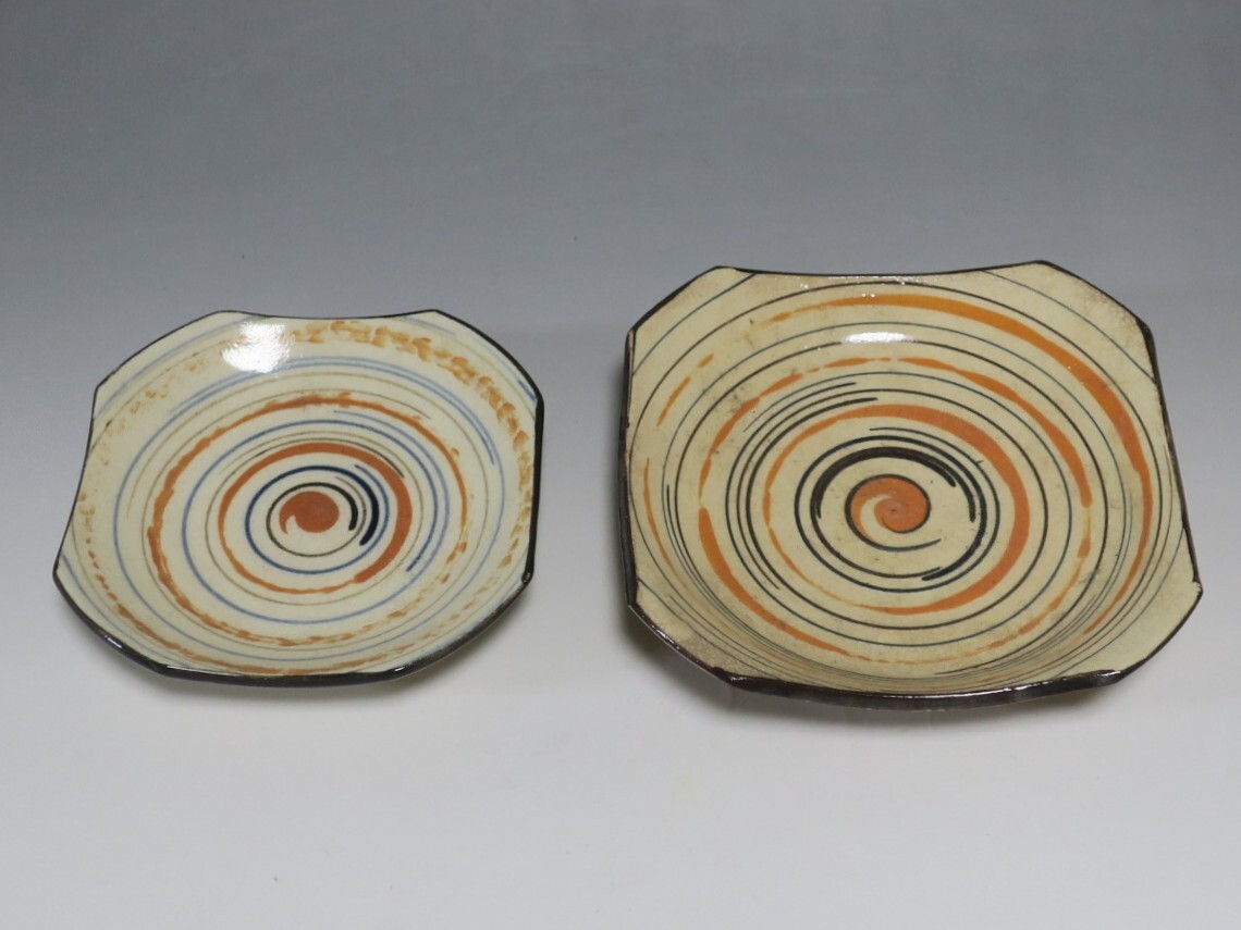 瀬戸焼 色絵 輪線 隅切り小皿 大小 2点セット 麦わら手 モダンデザイン 明治時代 和食器拍卖