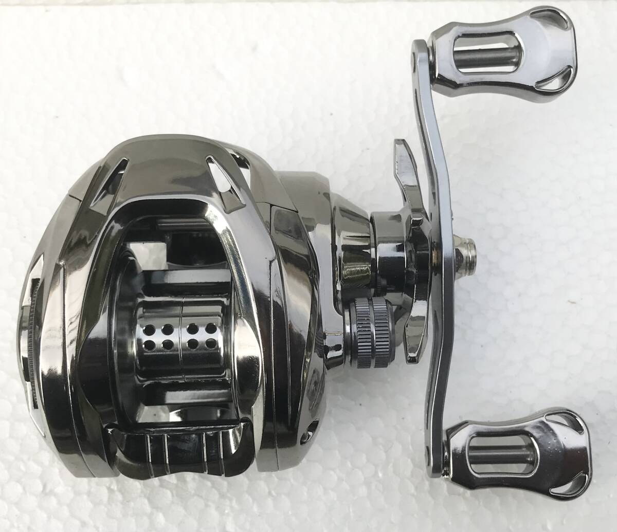 HAUT TONベイトリールMATAL MASTER'S右☆送料無料☆新品未使用☆クロームガンメタ☆ギア比6.3:1☆230グラム☆マグネティックブレーキ☆拍卖