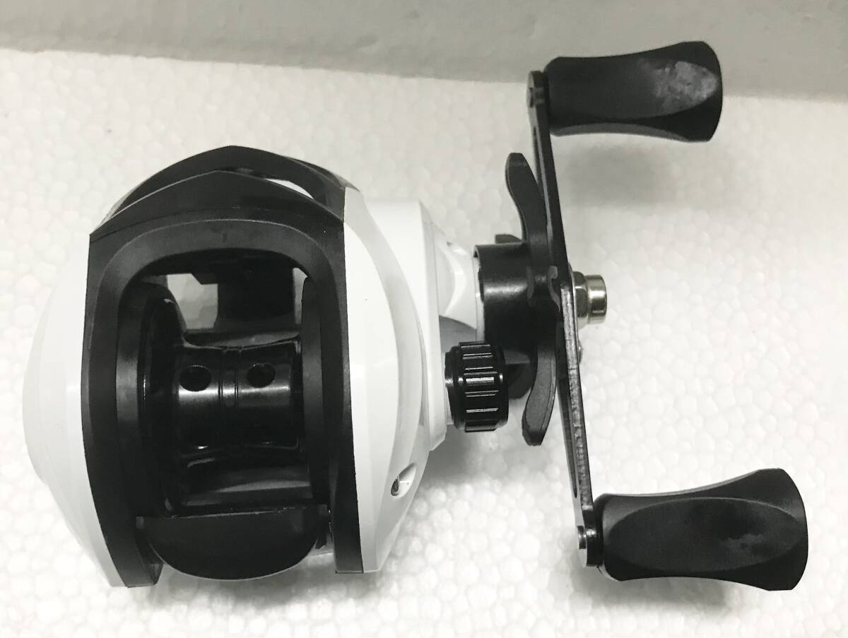 GHOSTHORNベイトリール右☆送料無料☆新品未使用☆ホワイト☆ギア比7.2:1☆ベアリング19☆200グラム☆マグネティックブレーキ☆拍卖