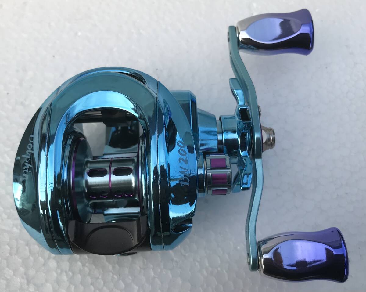 HAUT TONベイトリールDOLPHIN200右ハンドル☆送料無料☆新品未使用☆SPクロームスカイブルー☆ギア比7.2:1☆215グラム☆マグネットブレーキ拍卖
