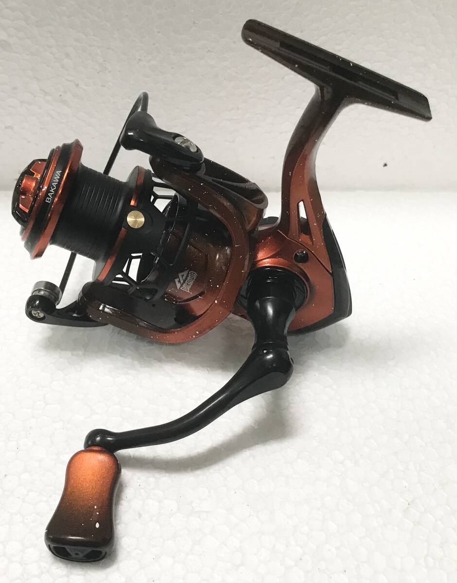 BAKAWAスピニングリールBG-3000☆送料無料☆新品未使用☆左右ハンドル変更可能☆オレンジメタリック☆アルミスプール☆243グラム☆拍卖