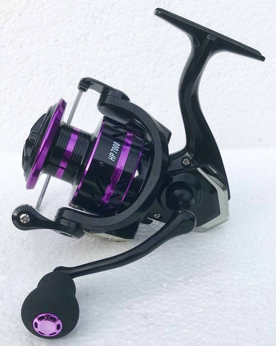 BILLNNGSスピニングリールHP7000☆送料無料☆新品未使用☆ブラックパープル☆左右ハンドル変更可☆アルミスプール☆345グラム☆EVAグリップ拍卖