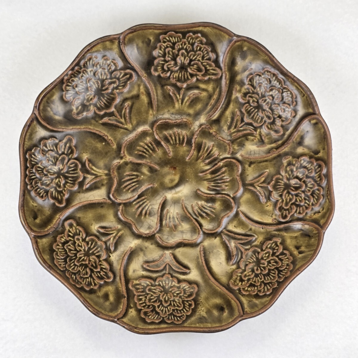 舶来品 中国古磁 宋越窯 陽刻 菊紋 観賞皿 筆添 超美品拍卖