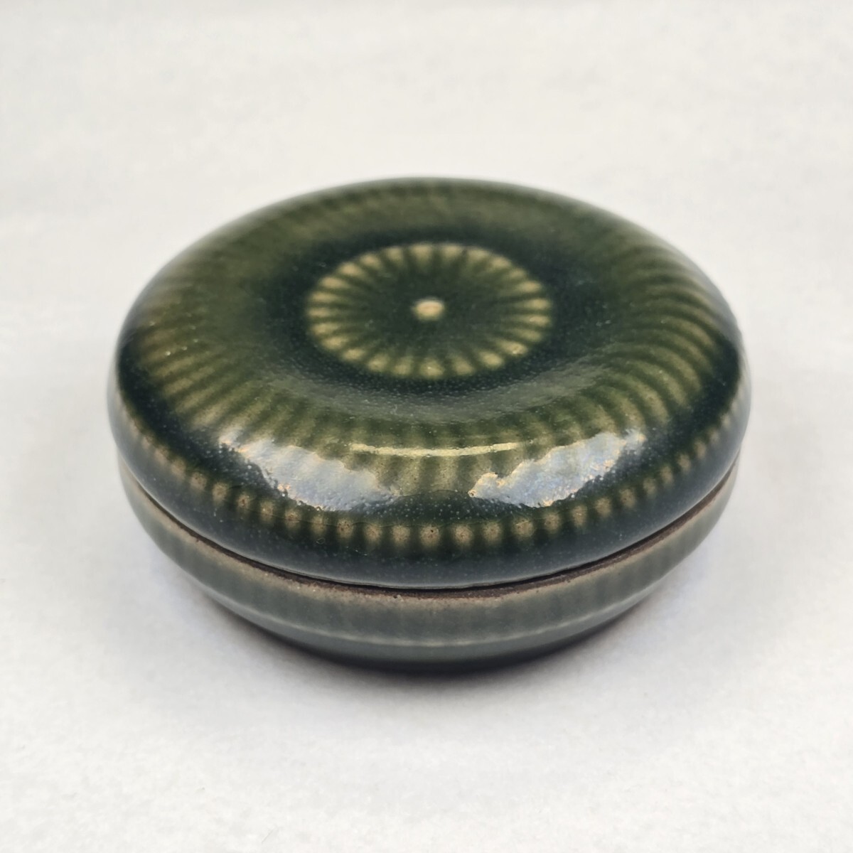 茶道具 文房具 中国古磁 越窯 秘色青磁 菊紋 香合 粉合 墨合拍卖