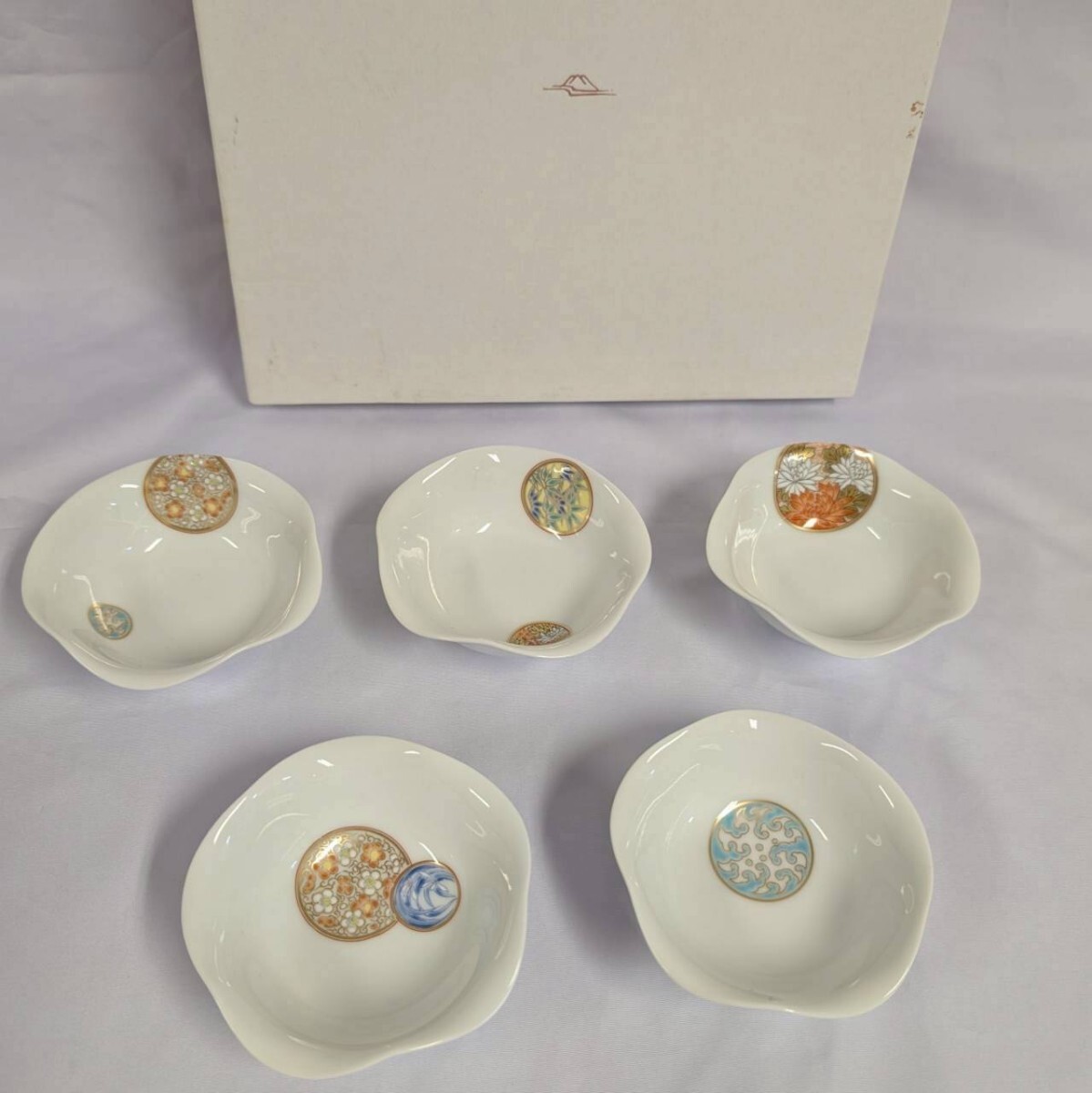 1028B 深川製磁 寿赤絵 花柄 金彩 小皿揃 セット 銘々皿 小鉢 盛鉢 絵変わり 食器 和食器 有田焼 伝統工芸 箱付き 希少拍卖