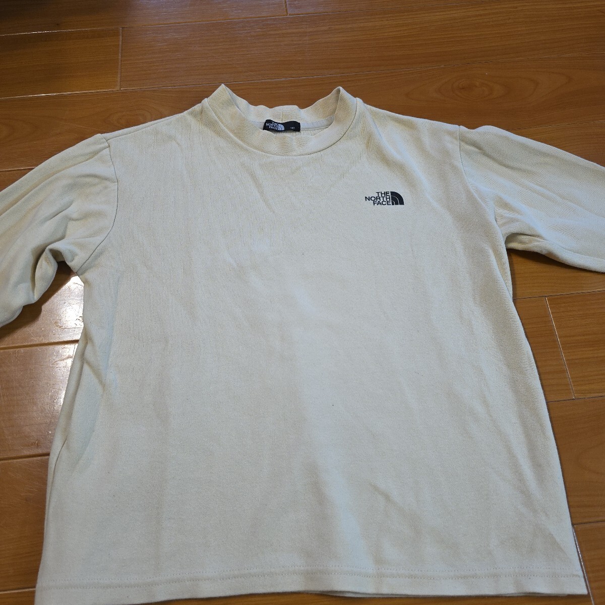 THE NORTH FACE オフホワイト ロゴ モックネック 長袖Tシャツ 140センチ拍卖