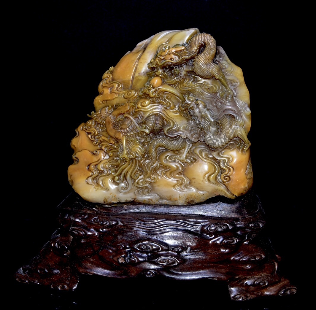 ▽鴻▽清朝時代 寿山石 田黄石彫 龍鳳紋大置物 台座付き 尚均作 箱付 時代物 中国古美術 骨董品拍卖
