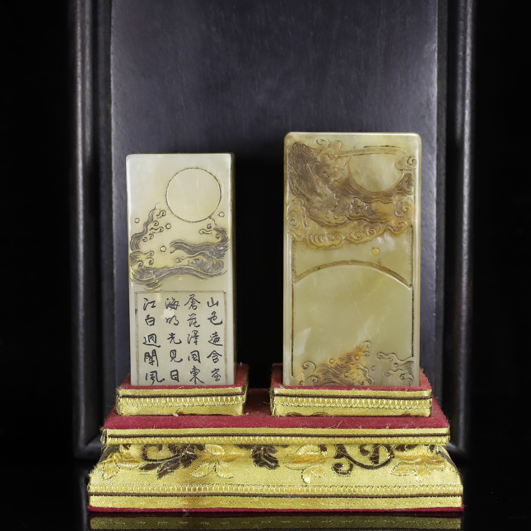 ▽鴻▽清朝時代 寿山石 白田黄石彫 旭日東昇印章一対 滄門作 時代木箱付き 時代物 中国古美術 骨董品拍卖