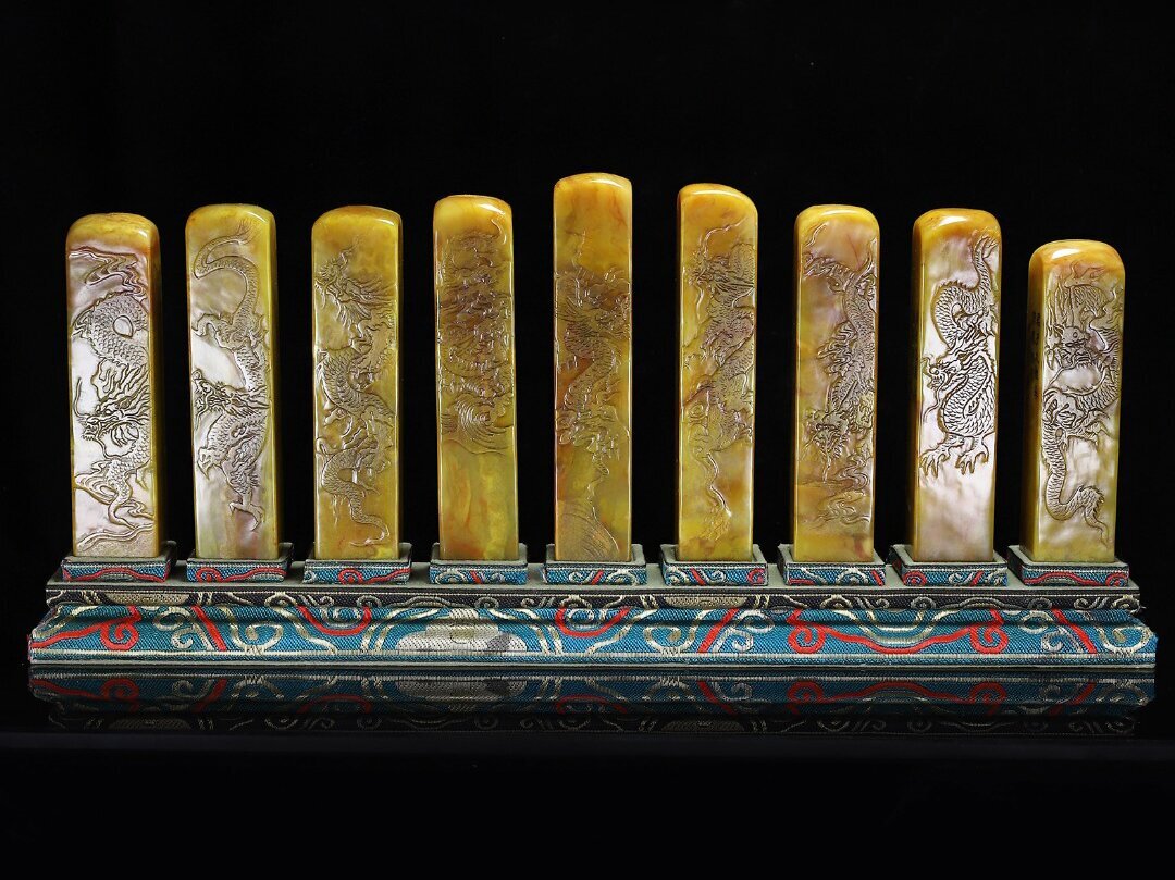 ▽鴻▽清朝時代 寿山石 田黄石彫 九龍紋印章セット 9点 秋堂作 箱付 時代物 中国古美術 骨董品拍卖