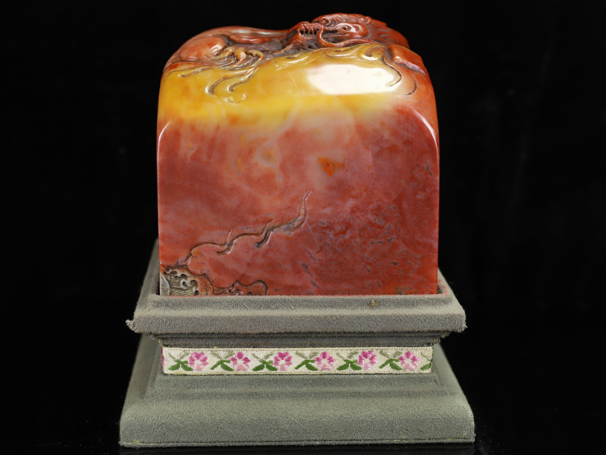 ▽鴻▽清朝時代 寿山石 朱砂紅石彫 盤龍紋印章 登安作 箱付 時代物 中国古美術 骨董品拍卖