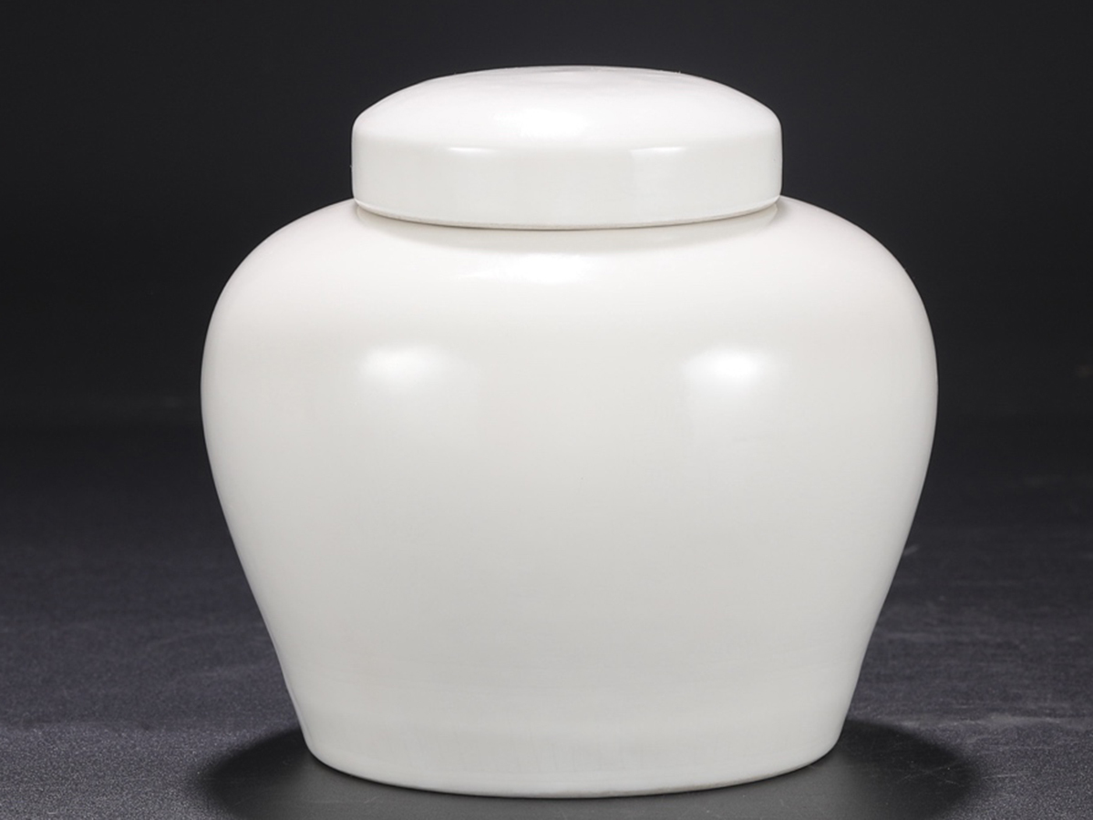 ▽鴻▽明朝時代 陶磁器 成化年製 甜白釉暗刻人物図蓋罐 時代木箱付き 染付 時代物 中国古美術 骨董品拍卖