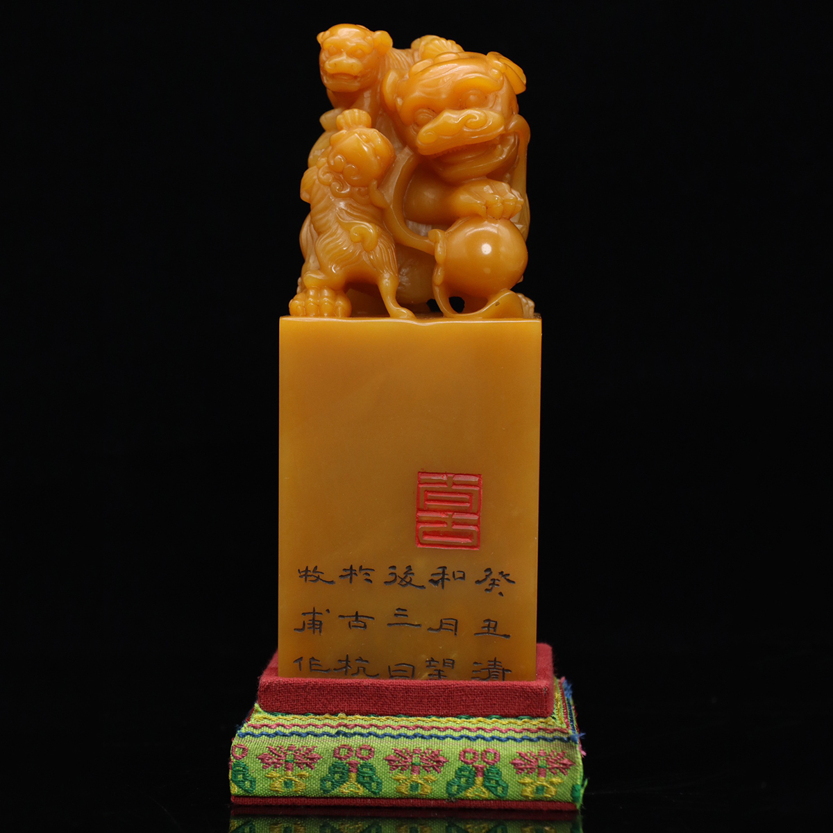 ▽鴻▽清朝時代 寿山石 田黄石彫 瑞獣鈕印章 牧甫作 箱付 時代物 中国古美術 骨董品拍卖