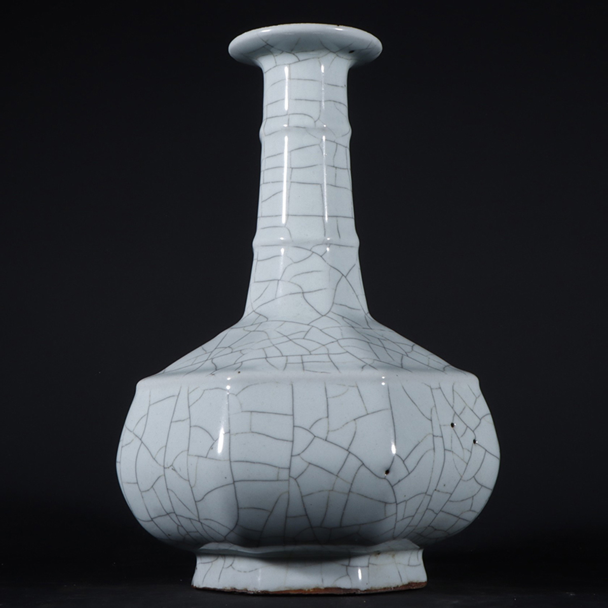 ▽鴻▽宋時代 陶磁器 官窯月白釉弦紋八稜瓶 箱付 時代物 中国古美術 骨董品拍卖