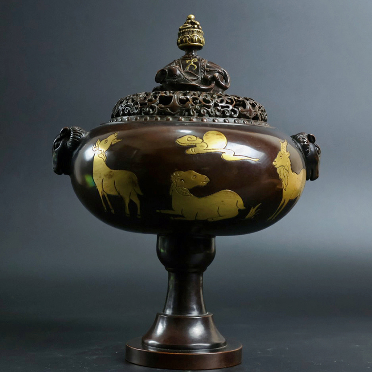 ▽鴻▽明時代 大明宣徳年製 銅胎施金 羊耳香薫炉 時代物 中国古美術 骨董品拍卖