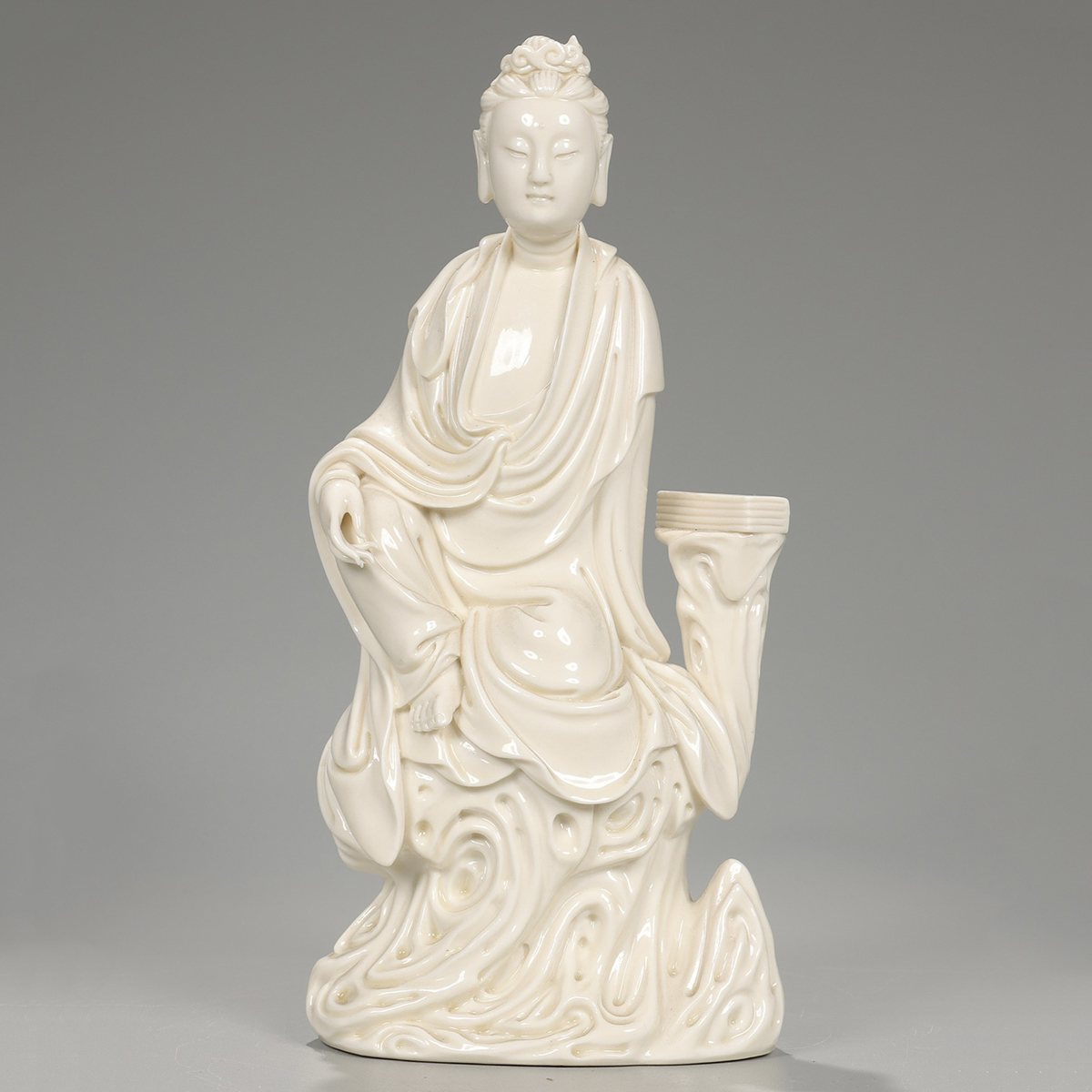 ▽鴻▽明朝時代 陶磁器 徳化白磁坐岩観音仏像 何朝宗製款 箱付 時代物 中国古美術 骨董品拍卖