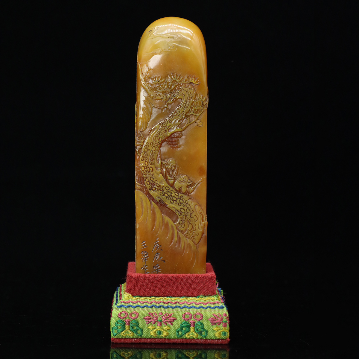 ▽鴻▽清朝時代 寿山石 田黄石彫 人物山水印章 王キ作 箱付 時代物 中国古美術 骨董品拍卖