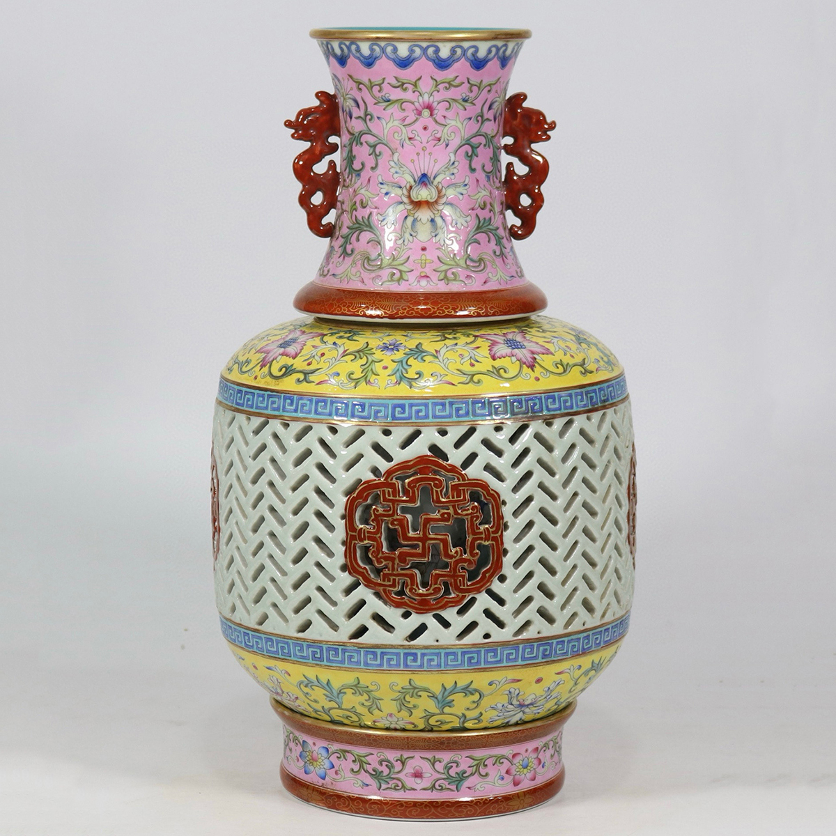 ▽鴻▽清朝時代 陶磁器 大清乾隆年製 粉彩鏤空転心双耳龍瓶 共箱 時代物 中国古美術 骨董品拍卖