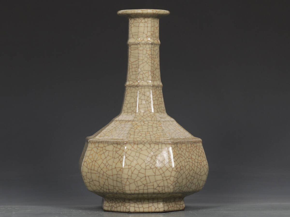 ▽鴻▽南宋朝時代 陶磁器 哥窯米黄釉弦紋大八稜瓶 箱付き 染付 時代物 中国古美術 骨董品拍卖