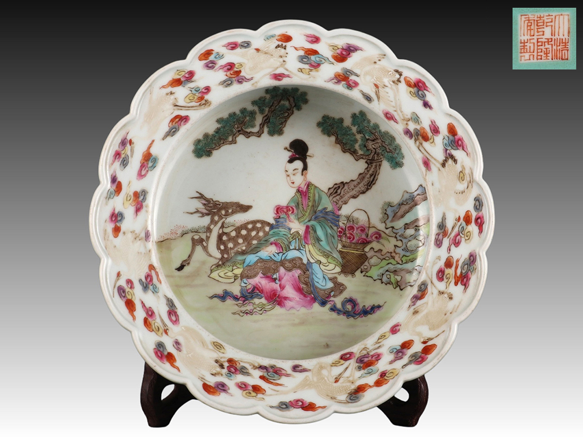 ▽鴻▽清時代 陶磁器 粉彩麻姑献寿図花口折沿盆 清乾隆年製款 共箱 時代物 中国古美術 骨董品拍卖