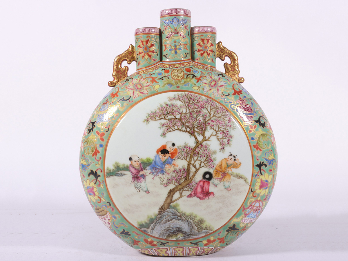 ▽鴻▽清時代 陶磁器 乾隆年製 琺瑯彩緑地描金纏枝蓮開窗嬰戯図三管抱月瓶 共箱 時代物 中国古美術 骨董品拍卖