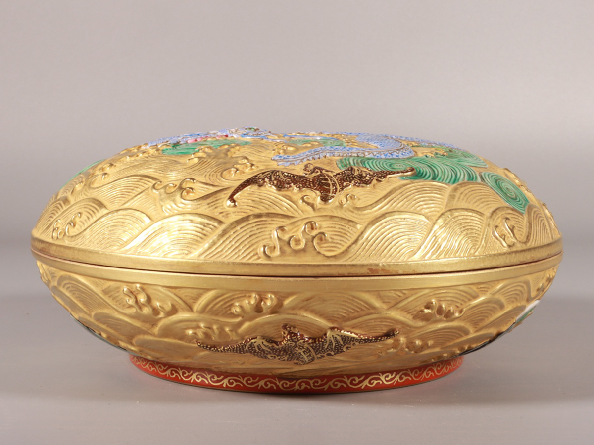 ▽鴻▽清朝時代 陶磁器 琺瑯彩金地彫刻龍紋果盒 清乾隆年製款 共箱 時代物 中国古美術 骨董品拍卖