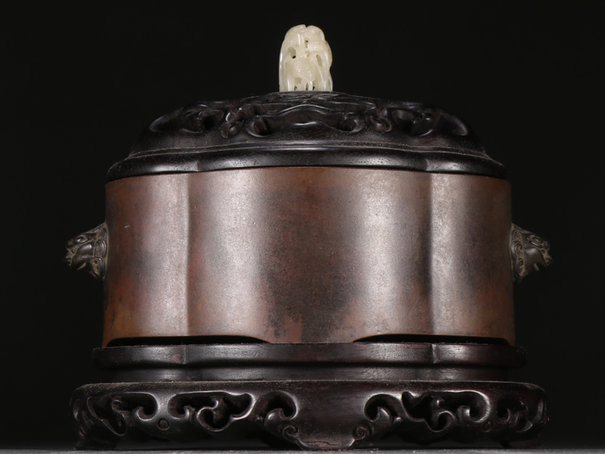 ▽鴻▽明時代 在銘 銅胎 双獅耳海棠形香薫炉 和田玉摘鈕 紫檀木蓋台 時代物 中国古美術 骨董品拍卖