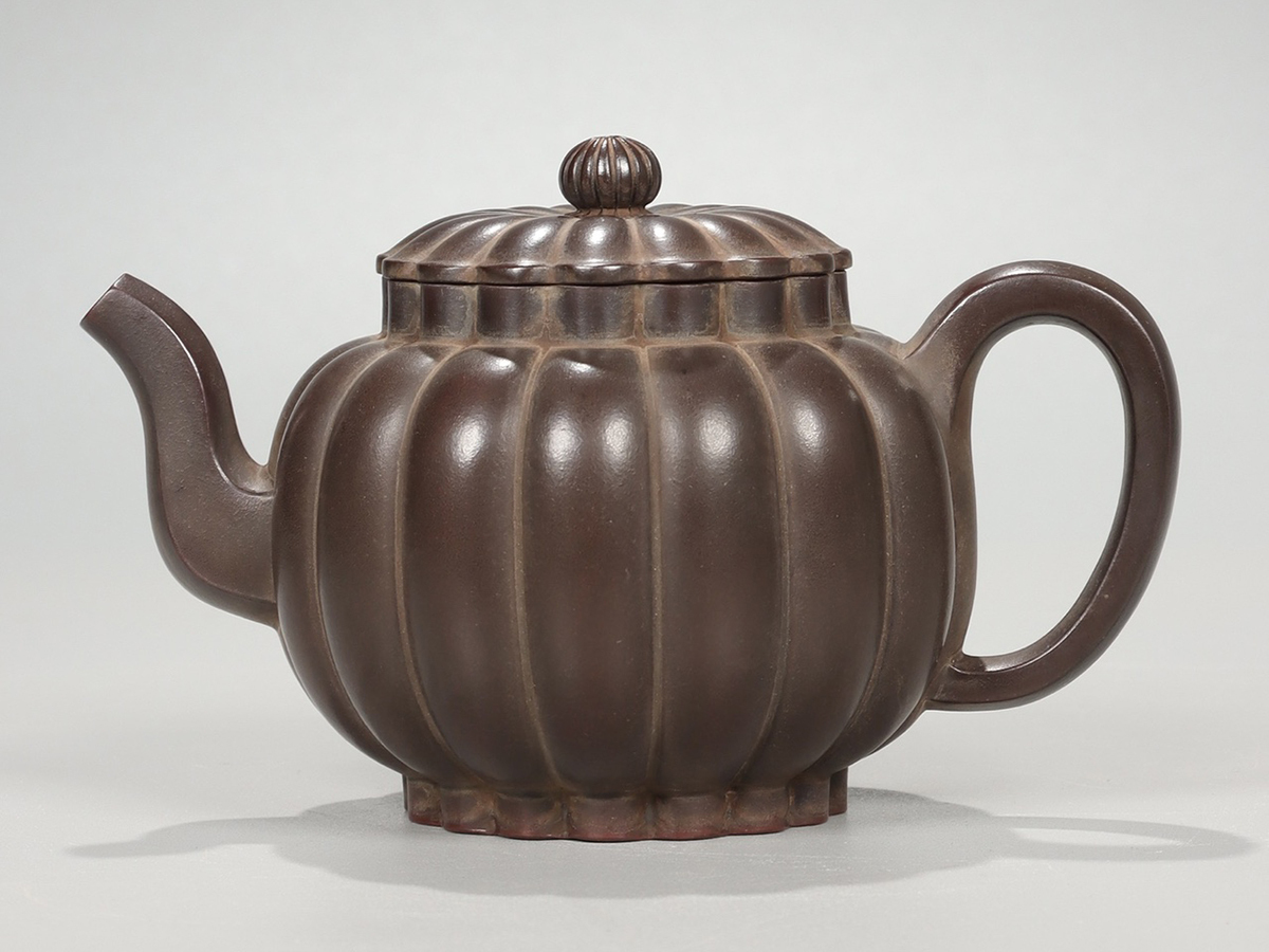 ▽鴻▽後手急須 清朝時代 茶道具 菊弁紋紫砂茶壺 在銘 時代物 中国古美術 骨董品 拍卖