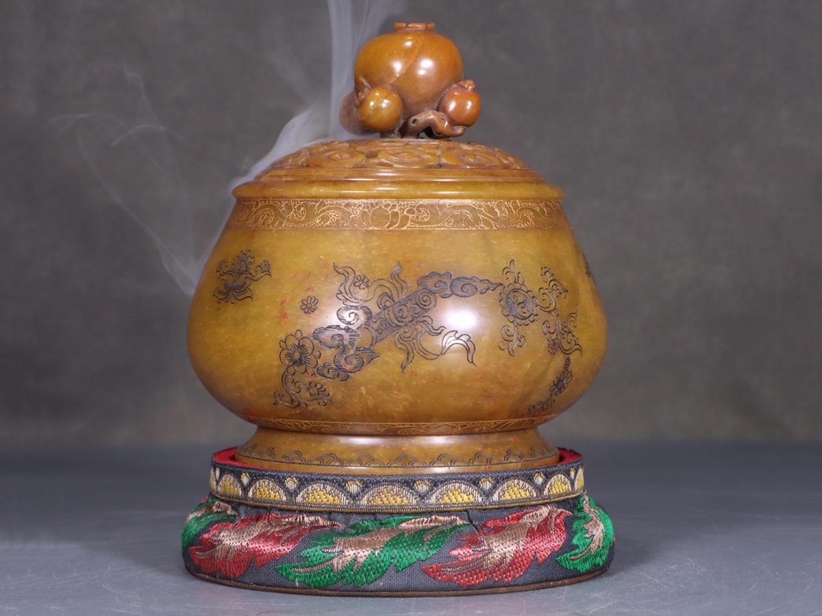 ▽鴻▽清時代 乾隆御製 寿山田黄石彫 八宝紋石榴鈕香薫罐炉 共箱 時代物 中国古美術 骨董品拍卖