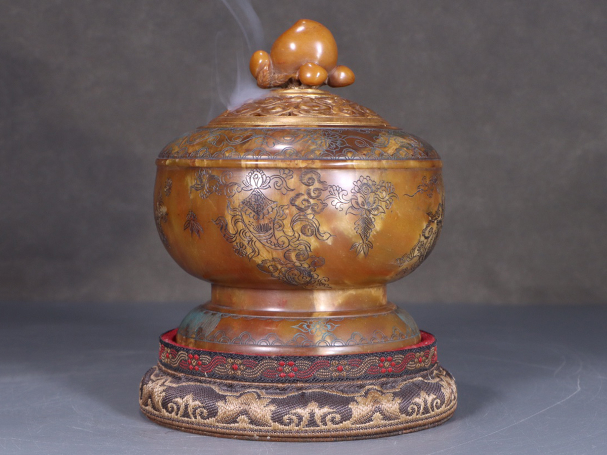 ▽鴻▽清時代 寿山石 田黄石彫刻 寿桃鈕八宝紋香薫炉罐 乾隆御製 時代物 中国古美術 骨董品拍卖