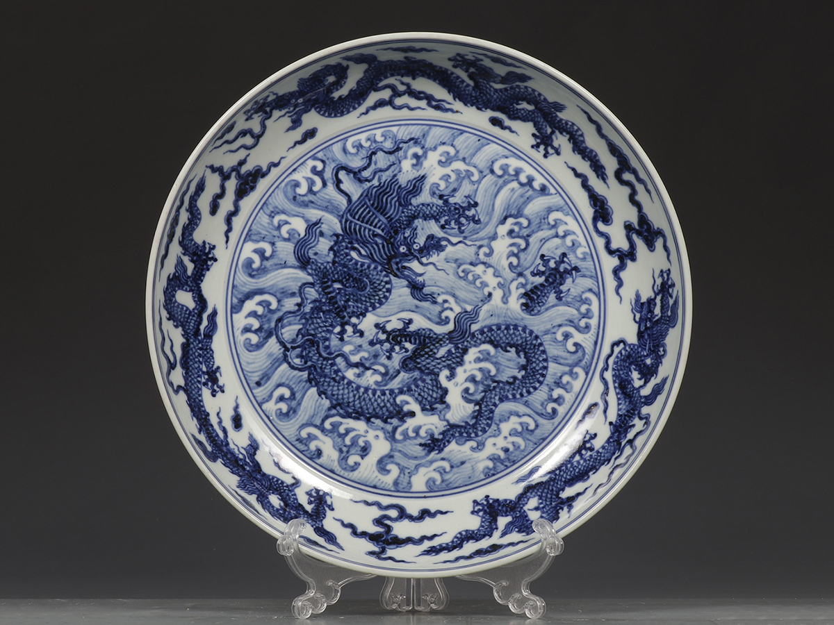 ▽鴻▽明朝時代 陶磁器 大明宣徳年製 青花海水龍紋盤 箱付 時代物 中国古美術 骨董品拍卖