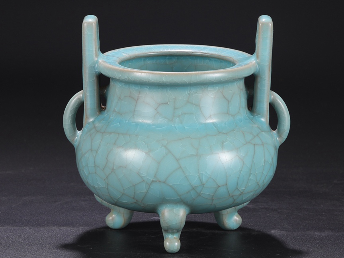 ▽鴻▽北宋朝時代 陶磁器 寿成殿款 汝窯天藍釉氷片紋宮廷祭礼器三足鼎式炉 箱付き 染付 時代物 中国古美術 骨董品拍卖