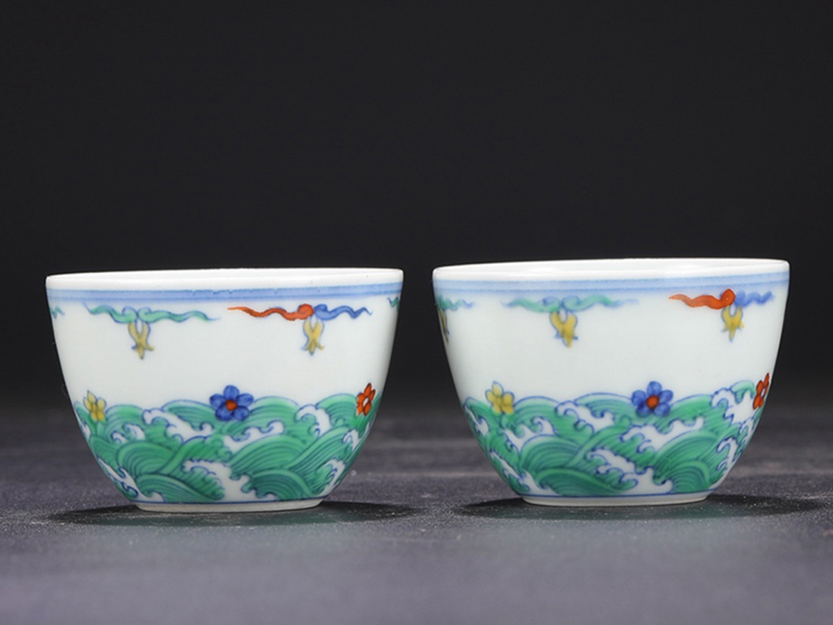 ▽鴻▽明朝時代 陶磁器 大明成化年製 斗彩落花流水図杯一対 共箱 時代物 中国古美術 骨董品拍卖