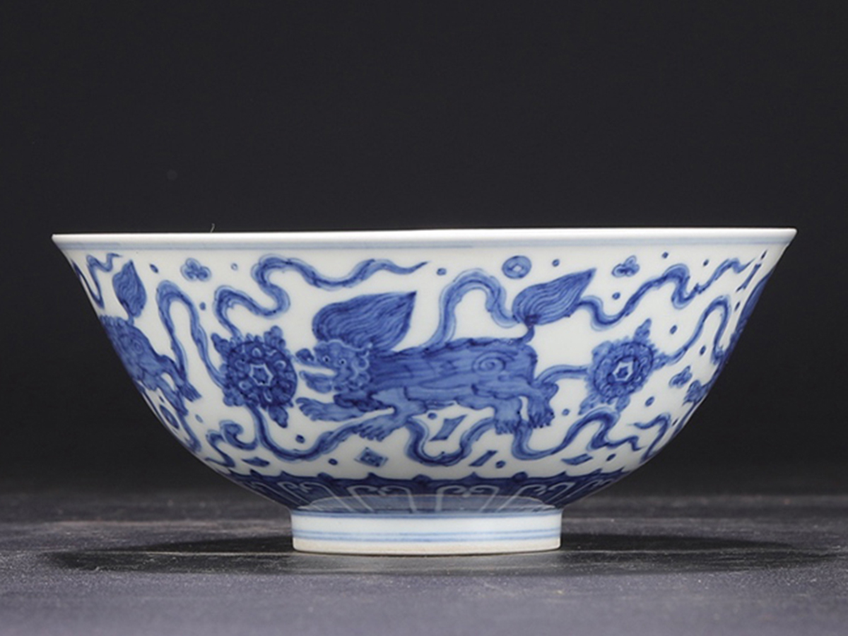 ▽鴻▽明時代 陶磁器 大明成化年製 青花獅子戯繍球紋宮碗 箱付 時代物 中国古美術 骨董品拍卖