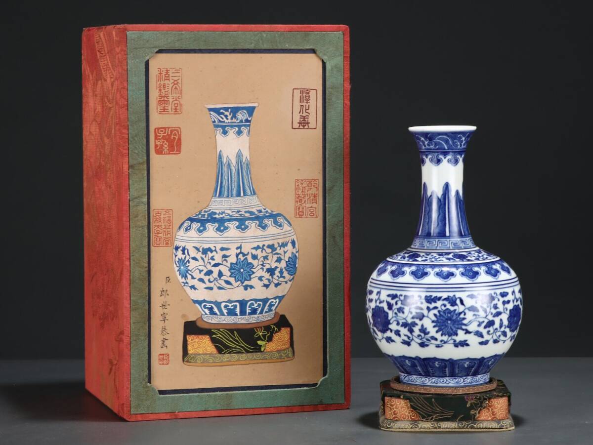 ▽鴻▽清朝時代 陶磁器 乾隆年製 青花纏枝花卉紋賞瓶 箱付き 染付 時代物 中国古美術 骨董品拍卖