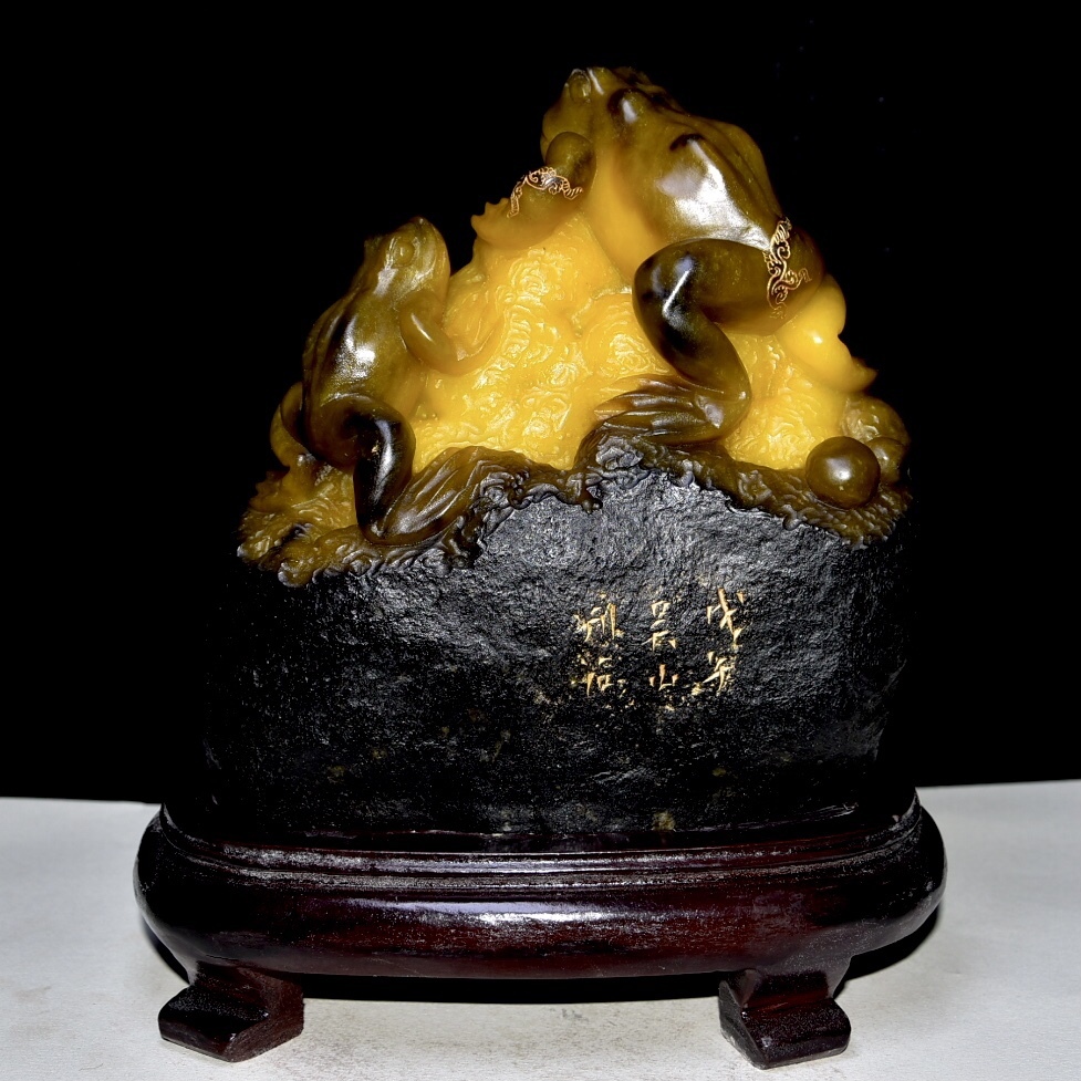 ▽鴻▽清朝時代 寿山石 烏鴉皮田黄石彫 呱呱来財印章置物 呉山作 台座付き 箱付 時代物 中国古美術 骨董品拍卖