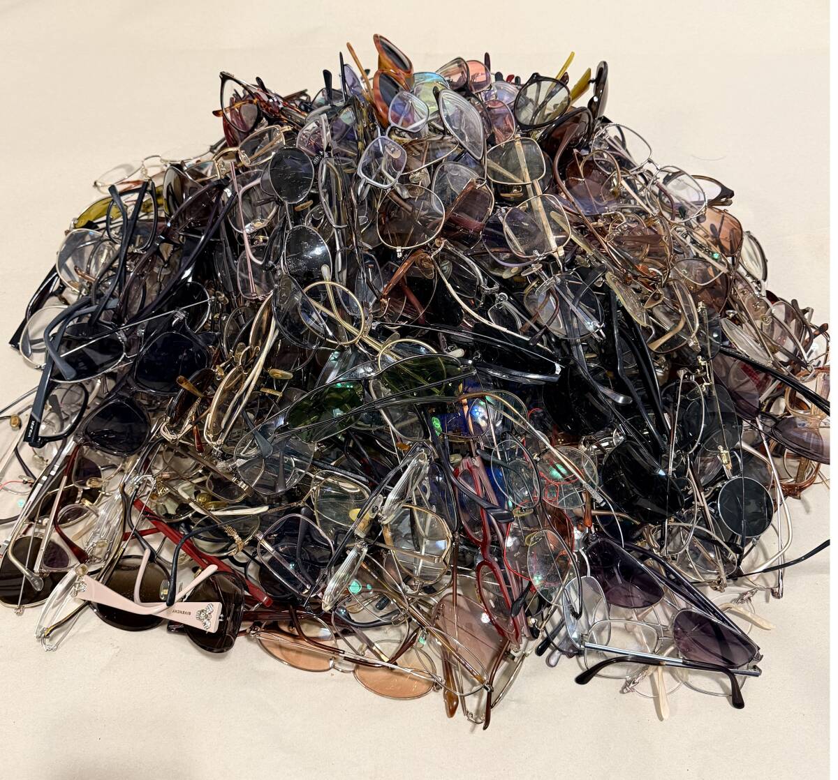 ジャンク品 眼鏡・サングラス 大量 まとめ売り 300本以上 10154 メガネ フレーム まとめて eyewear sunglasses POLICE ポリス等拍卖