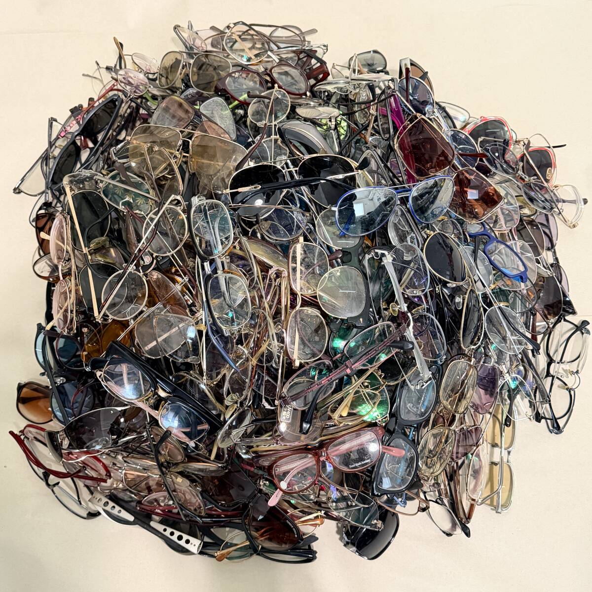 ジャンク品 眼鏡・サングラス 大量 まとめ売り 400本以上 10152 メガネ フレーム まとめて eyewear ポルシェ等 ブランド 拍卖